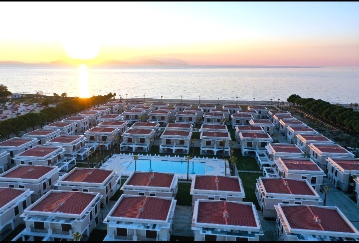 KUŞADASI DENİZE SIFIR SİTEDE MODERN TASARIMLI 4+1 SIFIR VİLLA...