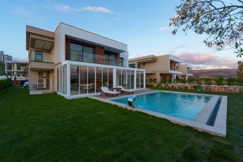 THE ONLY DETACHED VILLA WITH A SUPERIOR VIEW IN KUŞADASI SHOPPING AREA