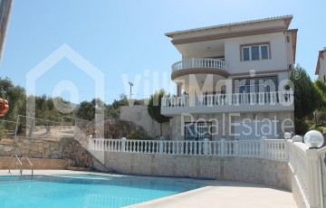 FULLY FURNISHED VILLA FOR RENT ON A SITE WITH POOL....