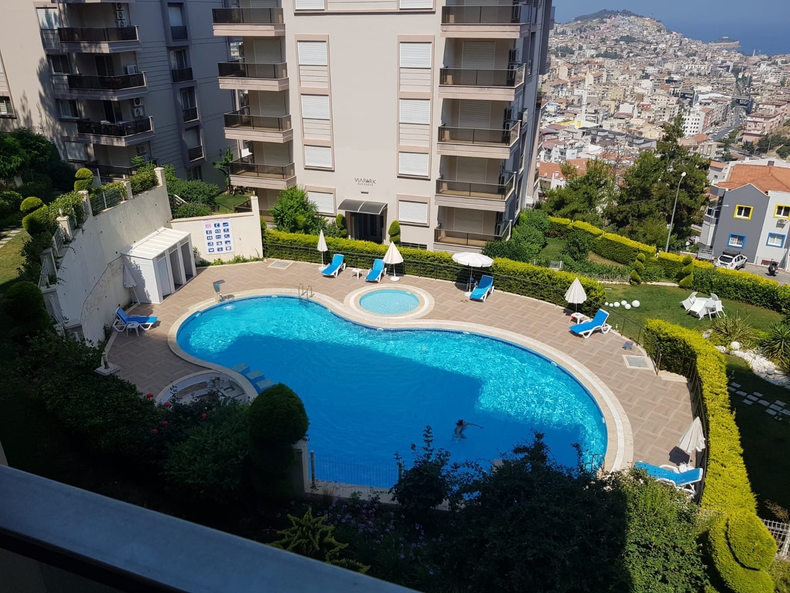 HAVUZLU SİTEDE ARA KAT 3+1 DENİZ MANZARALI DAİRE..
