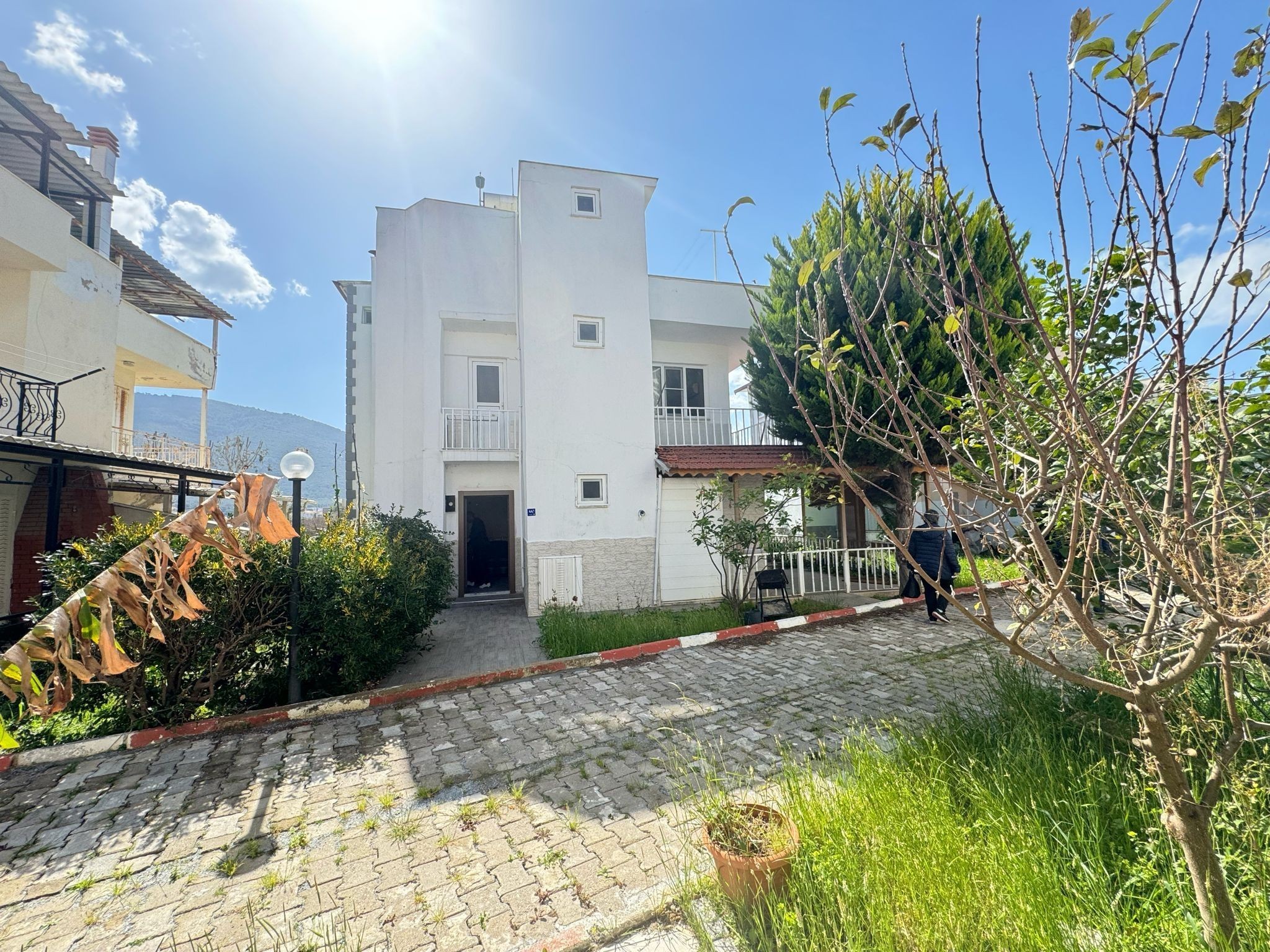 DAVUTLAR SAHİL SİTELERİNDE DENİZE YAKIN TRİPLEX YAZLIK