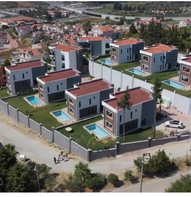 3 + 1 ERSTAUNLICHE VILLA MIT EINEM FREISTEHENDEN GARTEN IN KARAOVA....