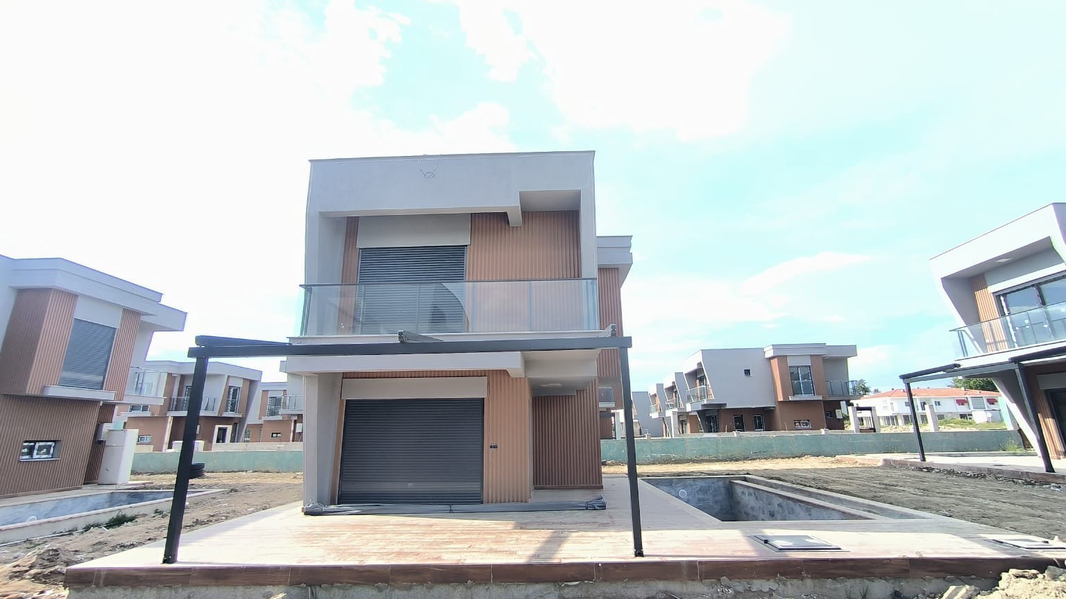 Genießen Sie eine Villa mit privatem Pool in Kuşadası – 600 Meter vom Strand entfernt!