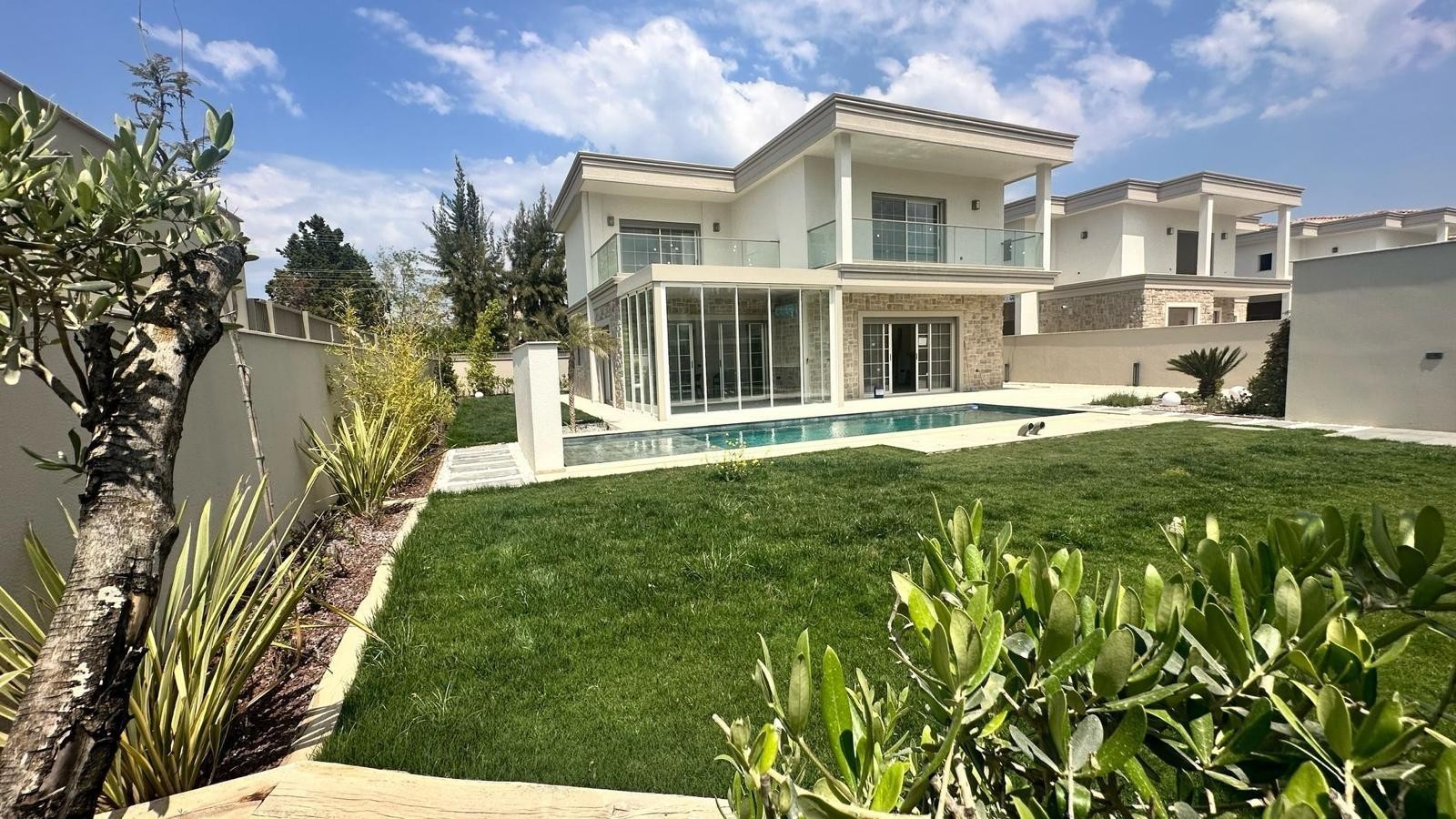 - Freistehende Villa mit privatem Pool, Garten und Parkplatz in erster Lage am Strand!