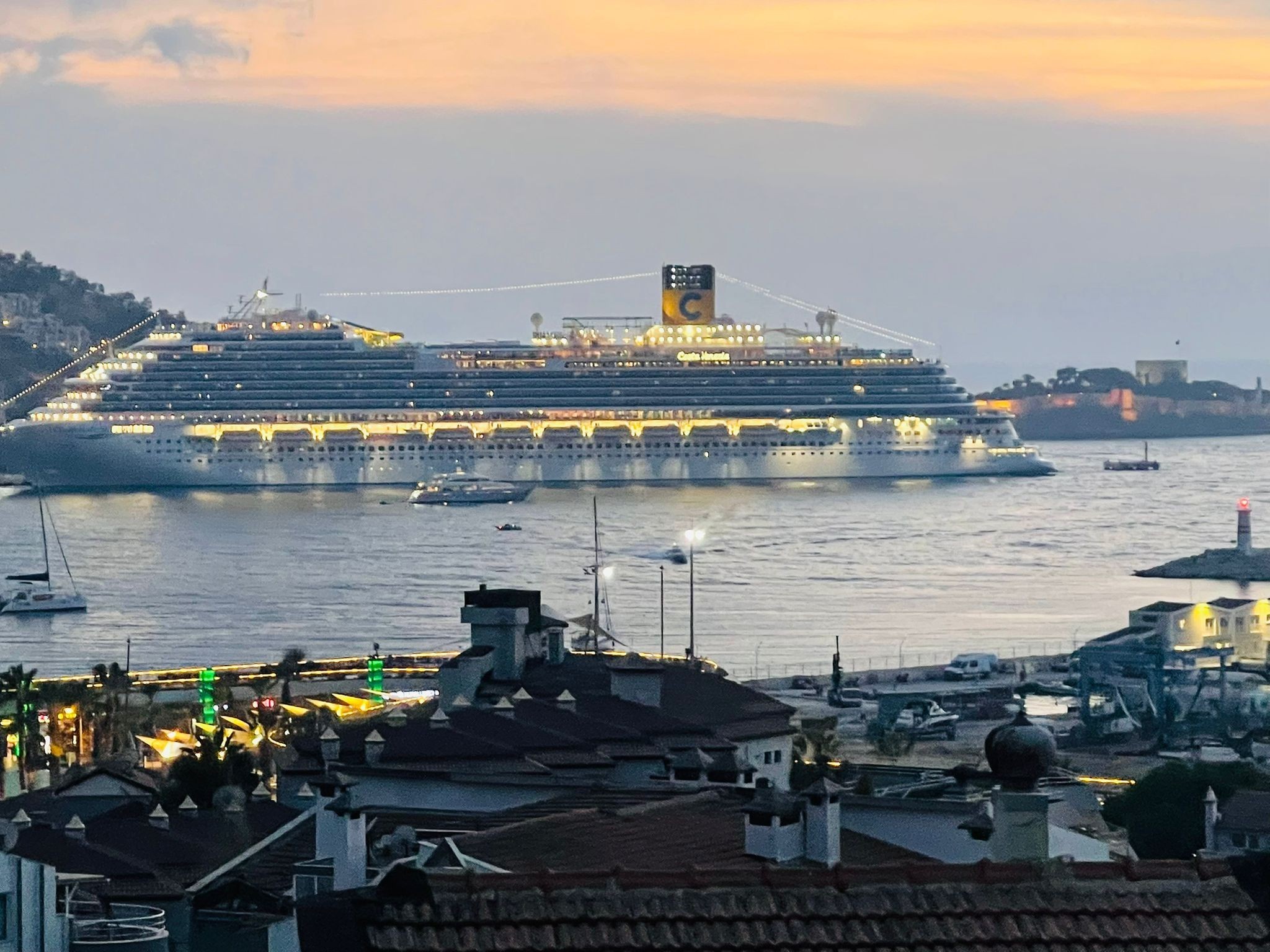 MARİNA BÖLGESİNDE FULL DENİZ MANZARALI 2 AYRI GİRİŞLİ DUBLEX DAİRE.