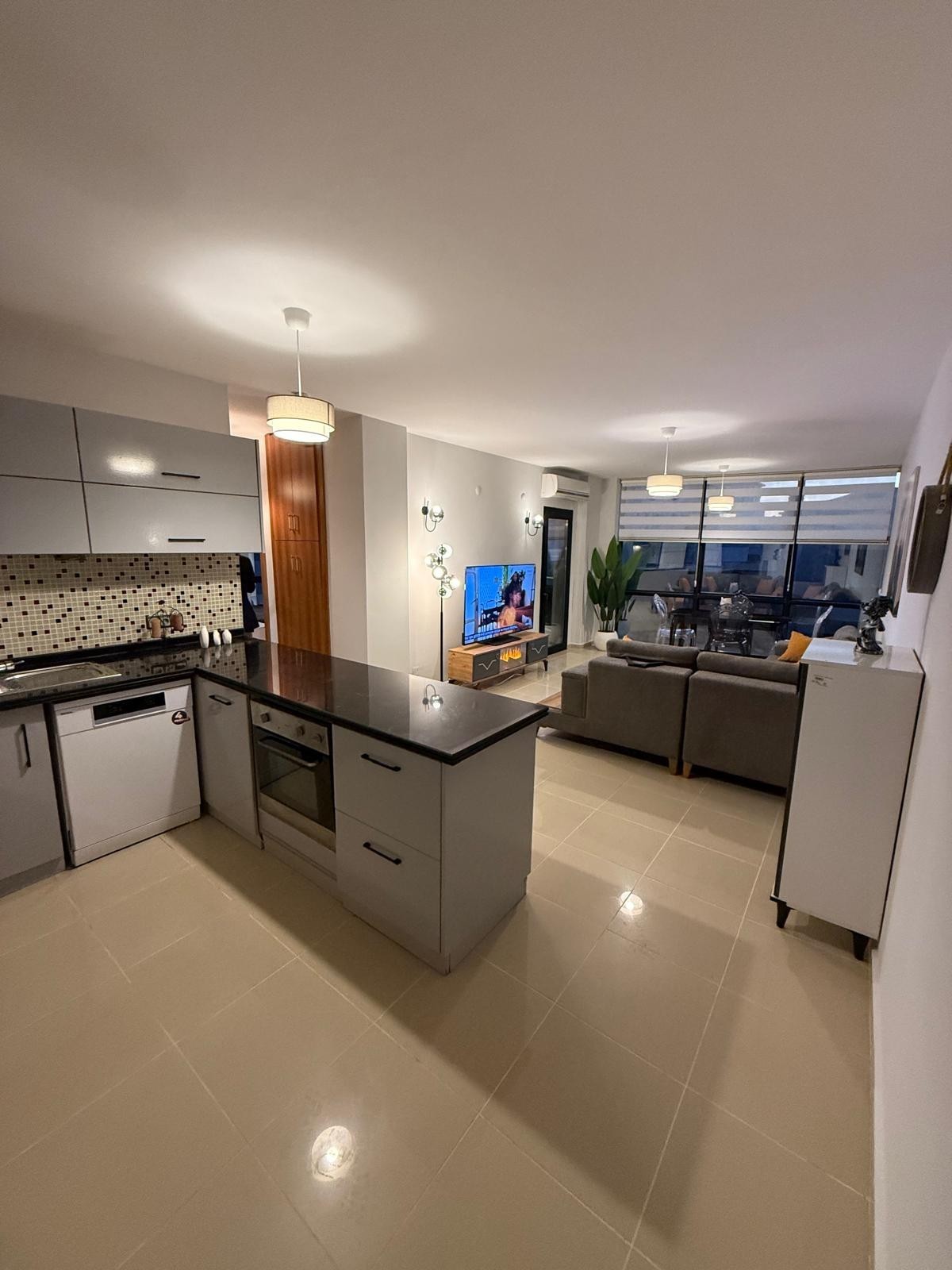 Voll möbliertes 2+1-Zimmer-Apartment mit teilweisem Meerblick