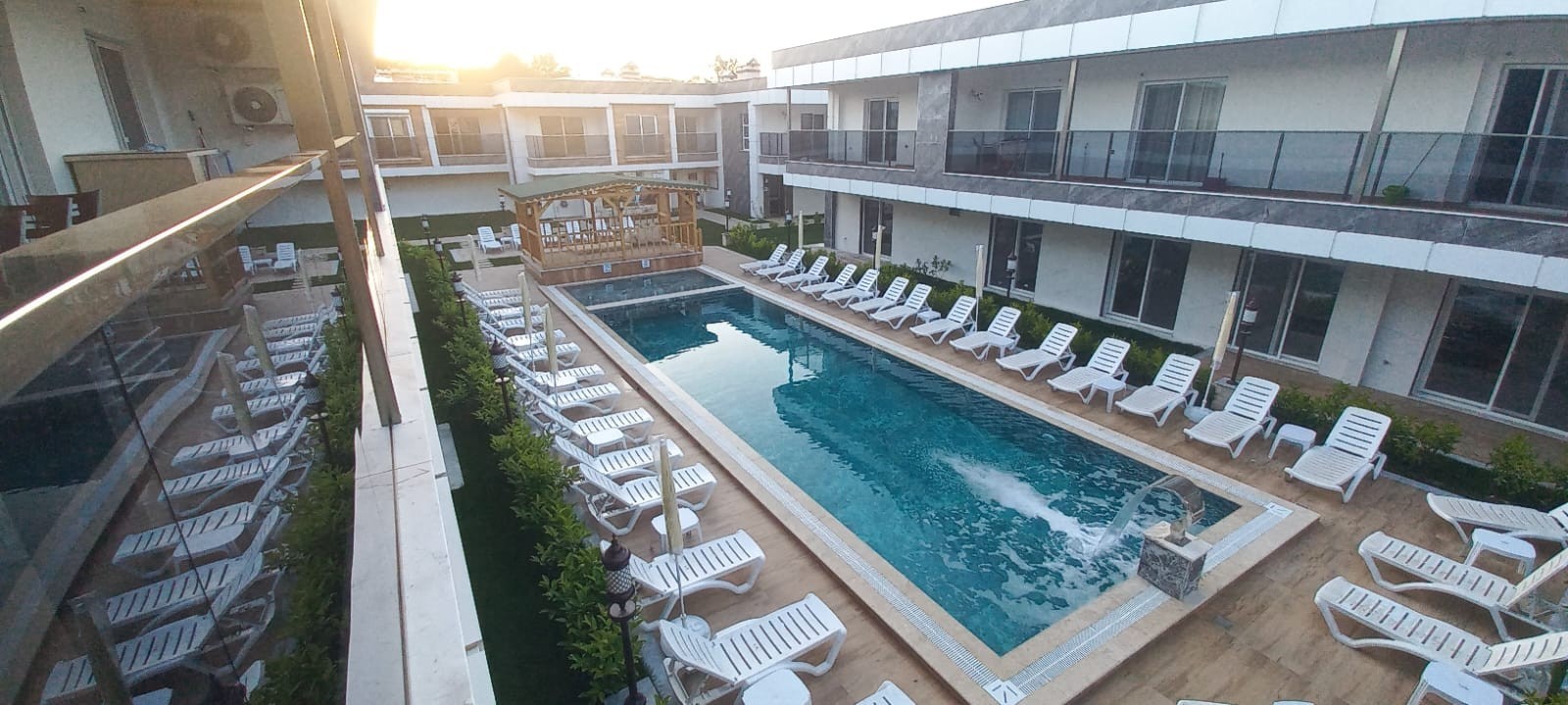 2+1-Apartment in einer Anlage mit Swimmingpool im Stadtteil Kuştur