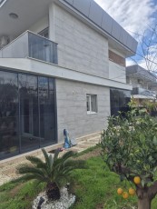 Freistehende Villa mit 4+1 Zimmern, privatem Pool und Zimmern im Erdgeschoss