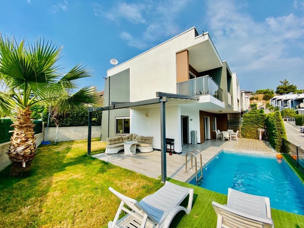 Villa mit Erdgasheizung, Außenparkplatz und privatem Pool.