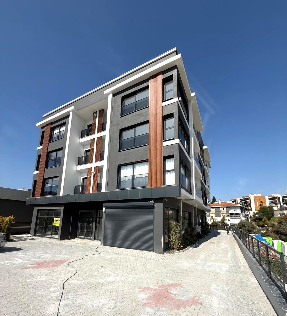 Kuşadası'nda Ebeveyn Banyolu 3+1 Sıfır Daire