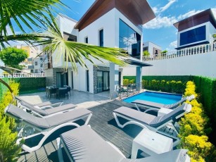 Detached villa with private pool in Kadınlar Denizi.