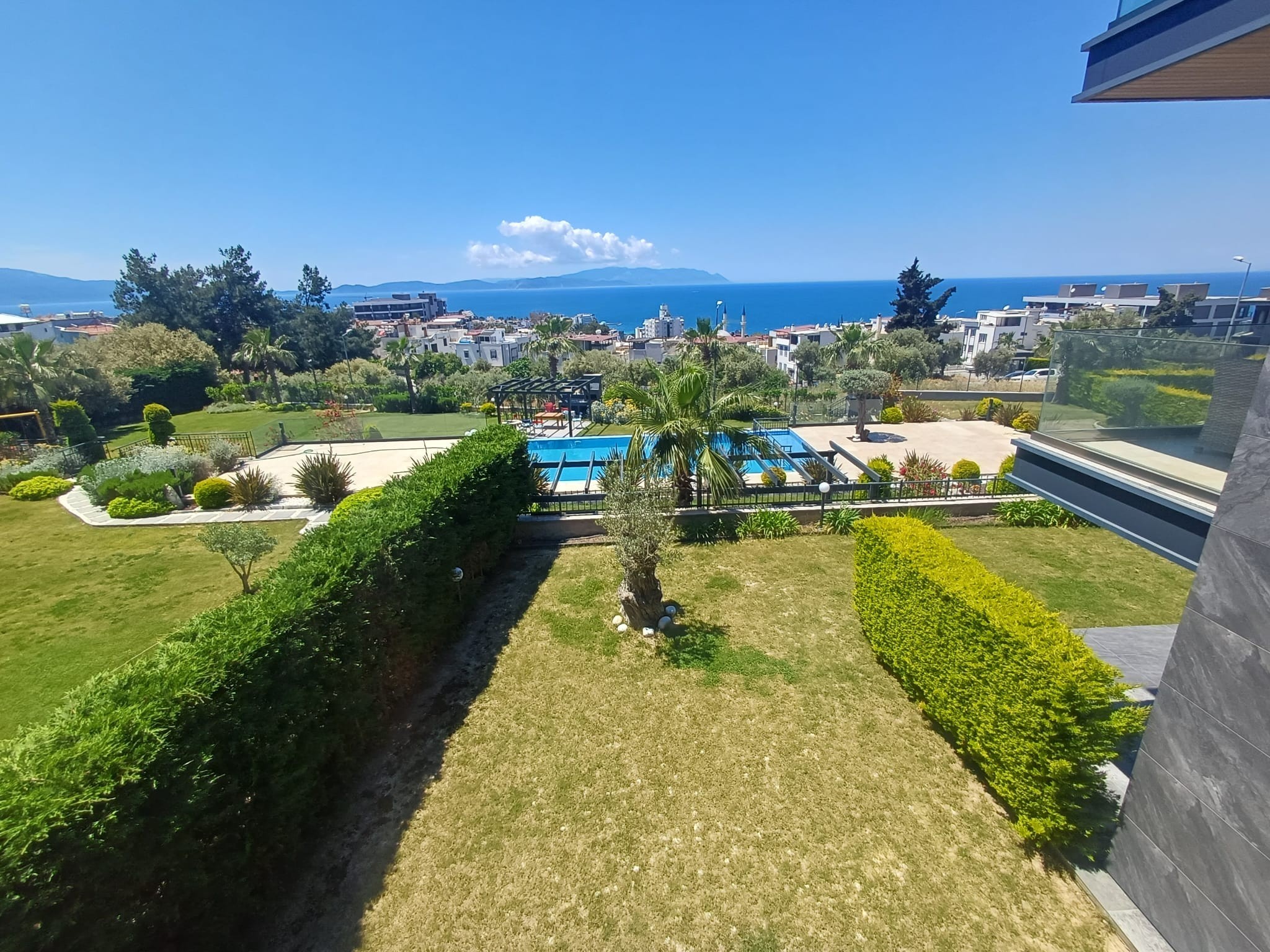 Kadınlar Denizi'nde Deniz ve Havuz Manzaralı 3+1 Daire