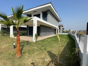 Güzelçamlı'da Köşe Konum 3+1 Tek Müstakil Villa