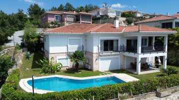 Soğucak'ta Deniz Manzaralı Özel Havuzlu 8+1 Lüks Villa