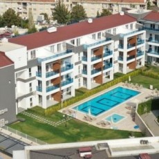 Erdgeschosswohnung (1+1 Zimmer) mit Garten in einer Anlage mit Pool in Kadınlar Denizi.