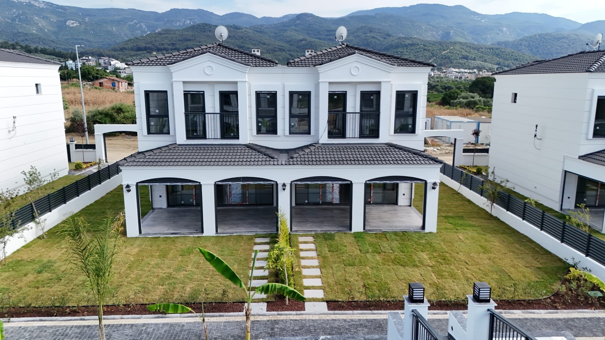Davutlar'da İkiz ve Müstakil Seçenekleriyle 3+1 Akıllı Villalar