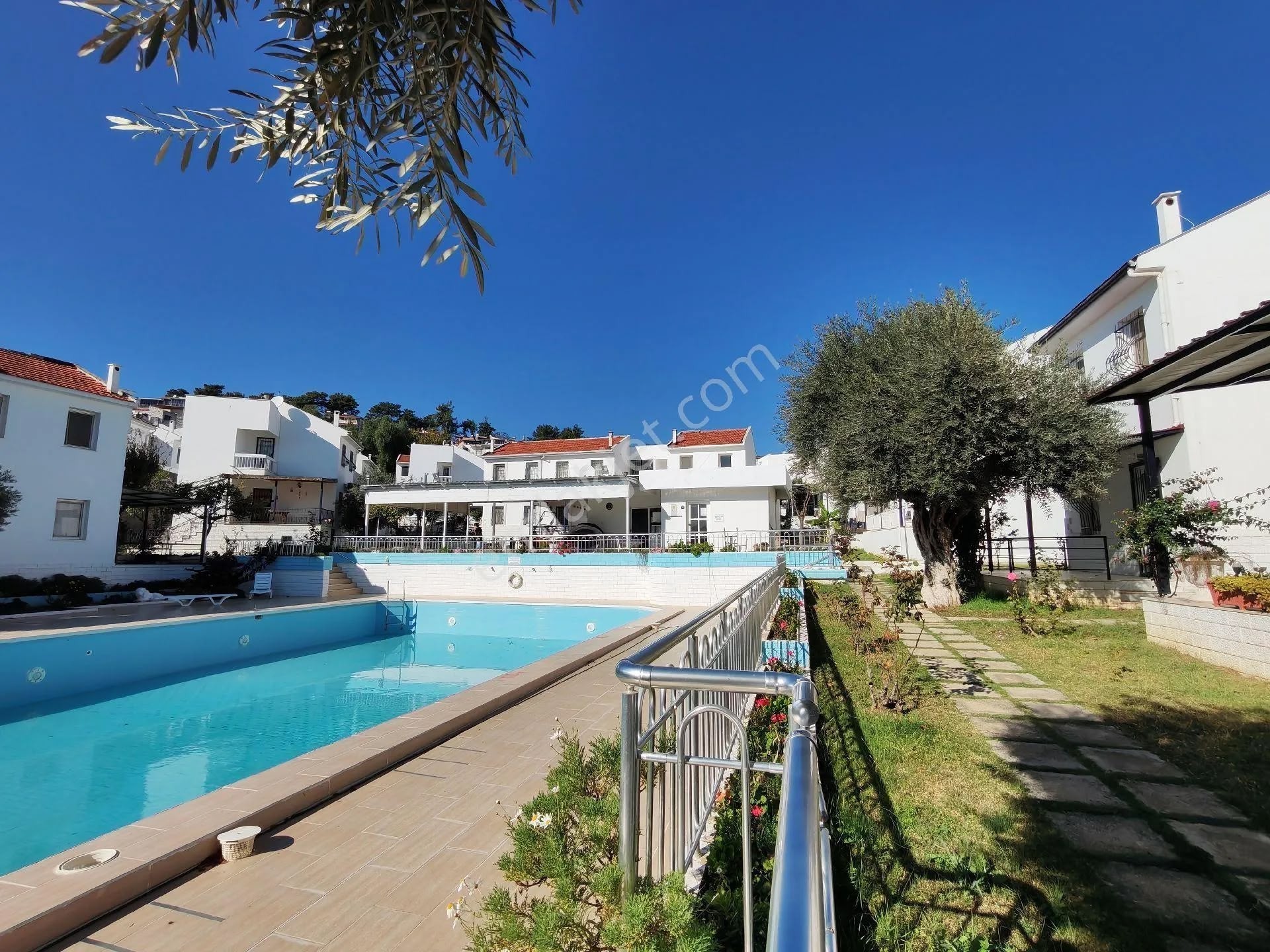 🏡 Havuz Kenarında Eşyalı Site İçi 2+1 Villa