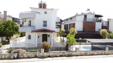 🏡 Möblierte 4+1 Triplex-Villa mit privatem Pool, 600 Meter vom Meer in Davutlar entfernt