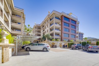 Appartement de luxe 4+1 avec chauffage au gaz naturel dans un complexe avec piscine dans le quartier d'Ege