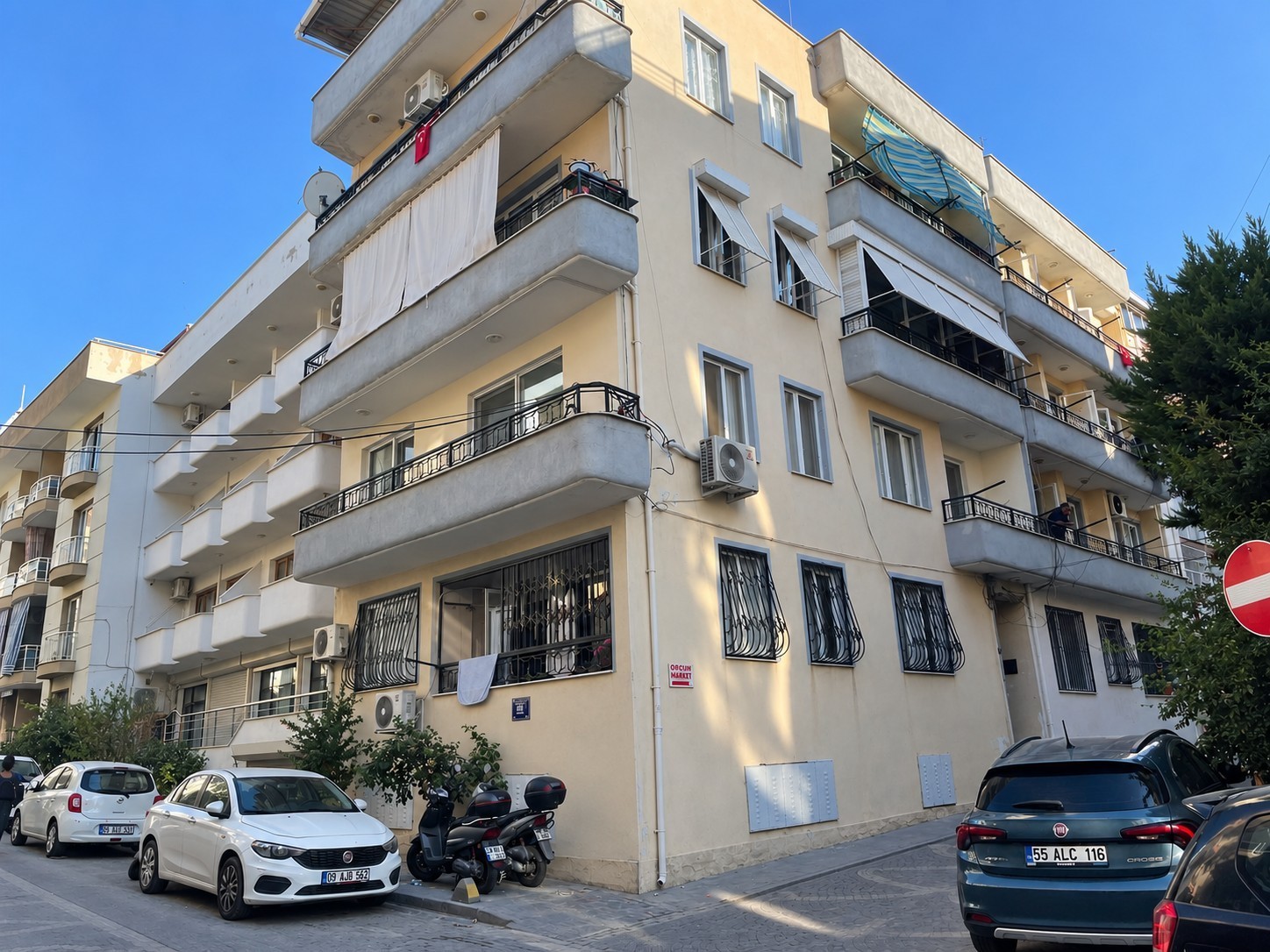 Appartement meublé 3+1 en centre-ville, à distance de marche de la plage.