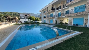 Smart-Home-System-Apartment in einer Anlage mit Swimmingpool