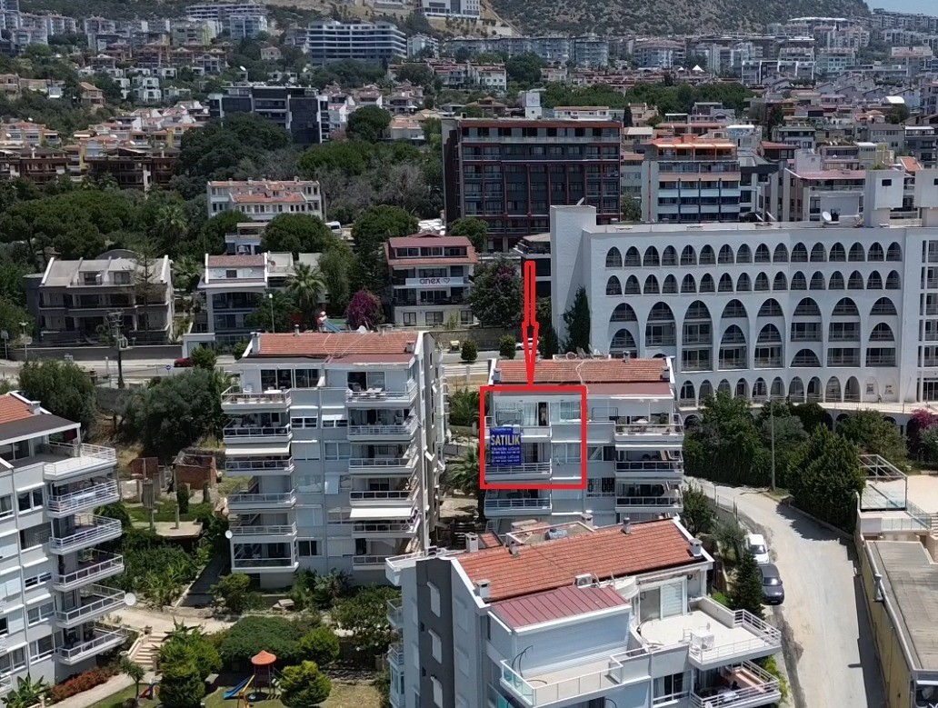 Privates Apartment mit 50 m² Terrasse und Doppeleingang im Zentrum von Kuşadası.