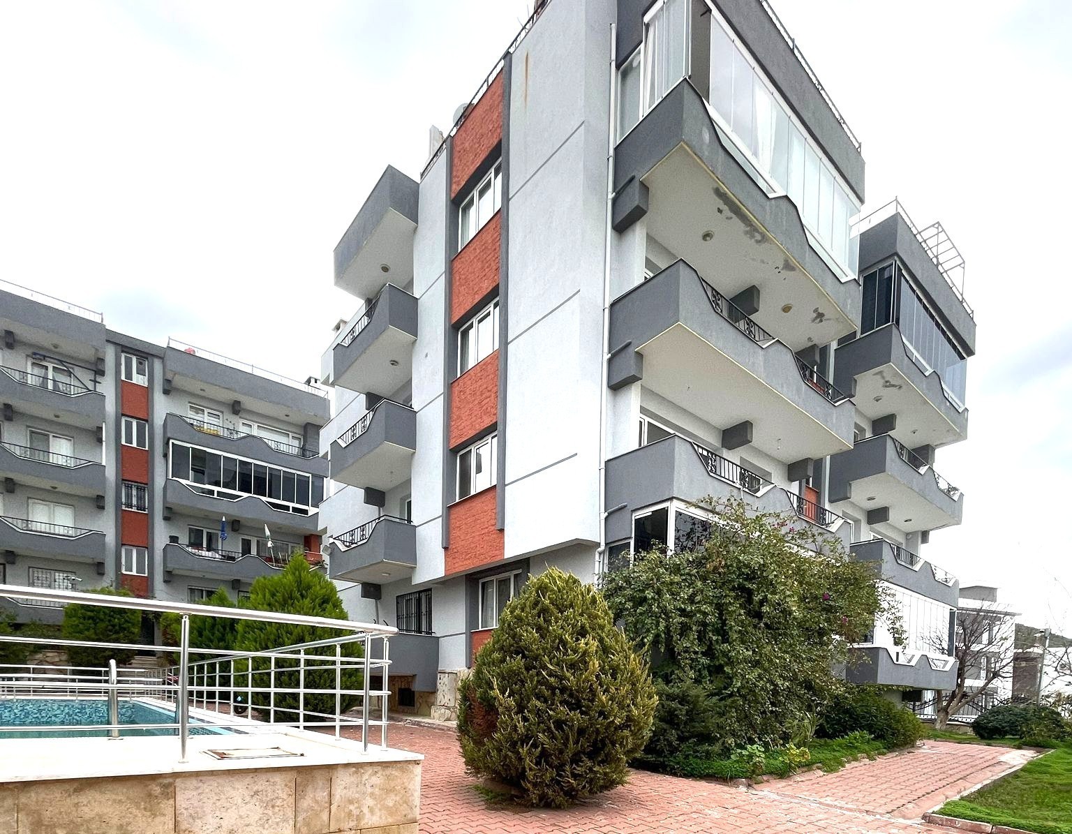 Appartement 3+1 avec vue partielle sur la mer dans un complexe avec piscine !