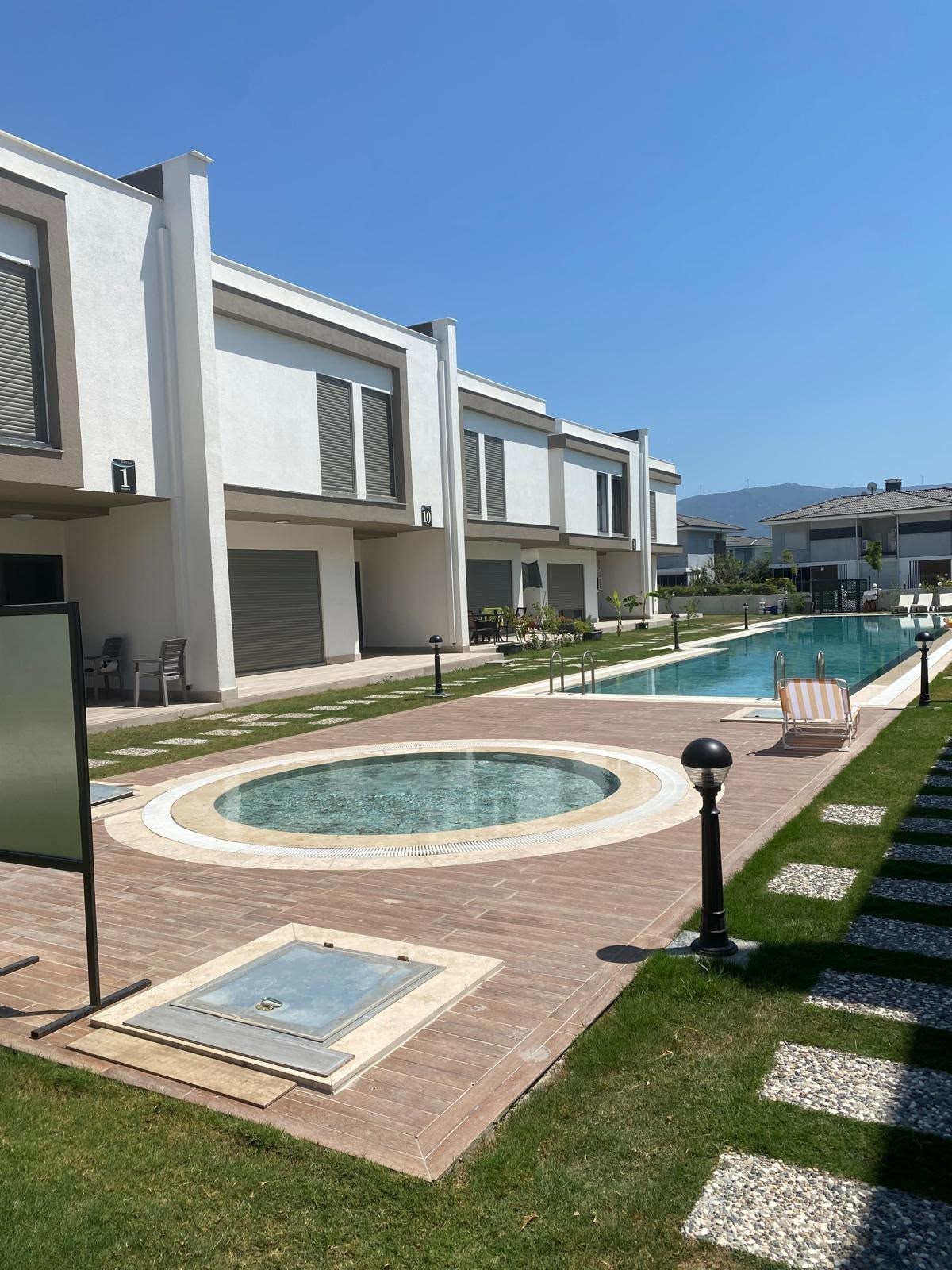 Villa d'angle 3+1 dans une résidence sécurisée avec piscine à Davutlar